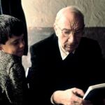 Un fotograma de Don Gregorio (Fernando Fernán Gómez) durante la película de “La lengua de las mariposas”