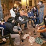 BOTELLÓN. Decir «no» al tabaco y al alcohol es posible sin ser rechazado por el grupo. En algunos colegios se dan estrategias para ello.