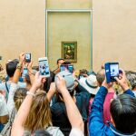 Los visitantes se agolpan en la sala de la «Mona Lisa» en el Museo del Louvre, que el año pasado registró 10,2 millones de entradas. Foto: Dreamstime