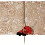 «Pintura románica y barretina», una obra original de Tàpies y presente en el Mnac