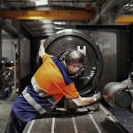 Un técnico de Talgo trabajando en una de sus factorías