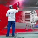 Los operarios comenzaron ayer a lijar y pintar la estructura del anuncio de Tío Pepe que volverá a la Puerta del Sol en unos dos meses