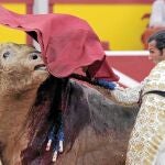 El diestro de Borox abrocha un pase de pecho para rematar su faena al sexto de Torrestrella