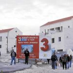 Una israelí espera mientras obreros palestinos abandonan la obra en el asentamiento judío de Maale Adumim, en Cisjordania, al este de Jerusalén Este