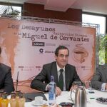 El expresidente del Congreso, José Bono, junto al organizador del acto, Luis Barcenilla, y Javier Cremades
