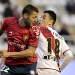 Javi Fuego, como jugador del Rayo, disputa un balón con el osasunista David Timor en Vallecas