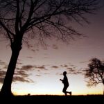 Un hombre haciendo jogging al atardecer