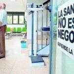 Un grupo de vecinos, en el espacio sanitario de Villarino de los Aires, en Salamanca
