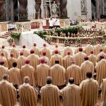 Benedicto XVI, en la basílica de San Pedro, acompañado de los prelados en el Sínodo sobre Nueva Evangelización celebrado en octubre de 2012