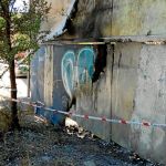 El solar donde sucedieron los hechos se encuentra en la calle Villablanca con Ambroz (Vicálvaro) y se trata de una finca privada. Dos amigos lograron colarse hace unos meses y levantaron un cobertizo dentro