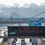 Según el informe, en ciudades como Madrid cualquier plan anti contaminación pasa por restricciones en el tráfico / Efe