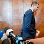 El vicepresidente italiano Luigi Di Maio este lunes tras finalizar una rueda de prensa en Roma a raíz de la debacle en las elecciones europeas / Efe
