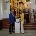 Los responsables de Caixabank, con el cepillo digital instalado en la ermita / Foto: La Razón