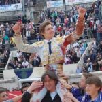 Juan Leal sale a hombros del Coliseo de Nimes