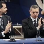 El príncipe Felipe, el ministro de Justicia, Alberto Ruíz Gallardón (c); y el alcalde de Girona, Carles Puigdemont.