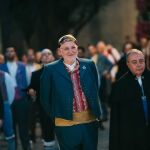 Los falleros visten de blanco a la Geperudeta en una emotiva ofrenda
