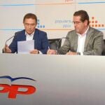 El secretario general del PPCV, Serafín Castellano, junto al portavoz popular, Jorge Bellver, ayer