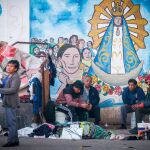 Un grupo de vagabundos en Buenos Aires. La pobreza se ha disparado con una inflación camino del 90%