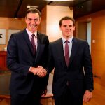 El presidente del Gobierno en funciones, Pedro Sánchez, se reúne con el líder de Cs, Albert Rivera, en su primer contacto oficial cara al próximo debate de investidura / Foto: Cristina Bejarano