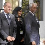 Juan Carlos Izaguirre, Martín Garitano, Kofi Annan y Paul Rios, ayer en San Sebastián