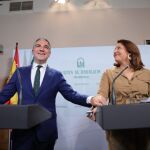 El portavoz de la Junta, Elías Bendodo, y la consejera de Agricultura, Carmen Crespo /Foto: La Razón