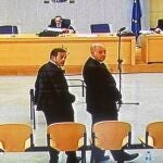 Ballesteros y Pamies (izda.), ayer, en un receso del juicio del «caso Faisán»