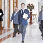 Rafael Navas (2 dch), en una de sus visitas a la sede parlamentaria como consejero mayor