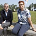 El coordinador científico de la estrategia en cáncer del Ministerio de Sanidad y Política Social, José María Borrás, y la presidenta de la Federación Española de cáncer de mama (FECMA), Roswitha Britz, momentos antes de intervenir en un encuentro de debate sobre el sistema público de salud.
