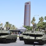 Los Reyes presiden en Sevilla un desfile de las Fuerzas Armadas multitudinario