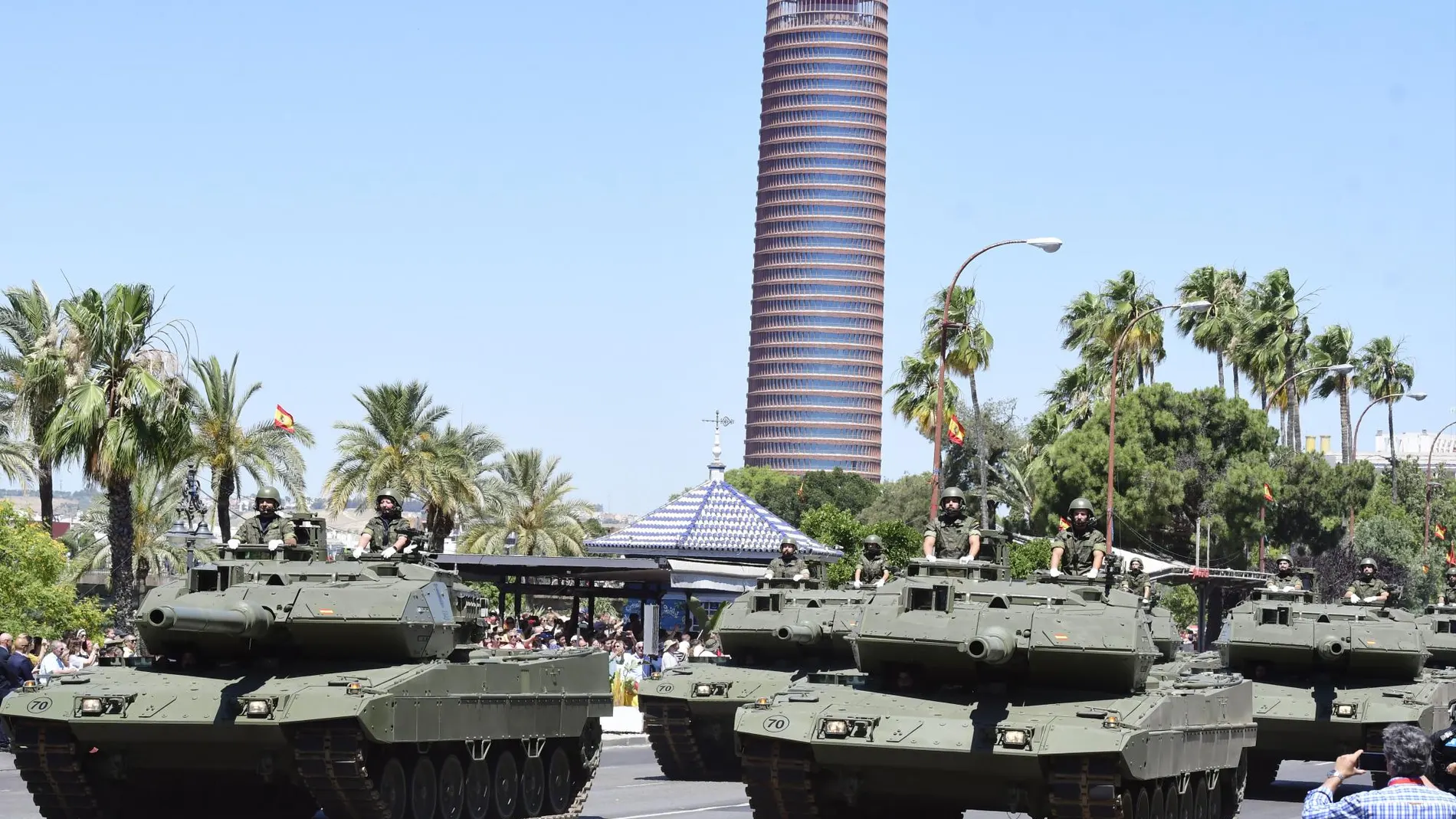 Los Reyes presiden en Sevilla un desfile de las Fuerzas Armadas multitudinario