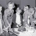El Príncipe Felipe corta la tarta de su octavo cumpleaños ante la mirada de la reina Sofía y las infantas Elena y Cristina.