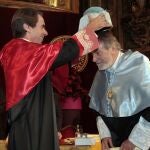 El exministro del Interior Jaime Mayor Oreja recibe el birrete de manos del ex presidente del Gobierno José María Aznar