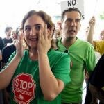 Ada Colau durante el encierro que han mantenido hoy miembros de "Stop Desahucios"de Córdoba en una sucursal de Cajasur.