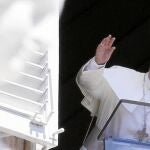 El Santo Padre, ayer, saluda a los fieles congregados en la Plaza de San Pedro para el rezo dominical del Ángelus
