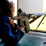 Una mujer dispara un fusil en el club suizo de Ossingen/Reuters
