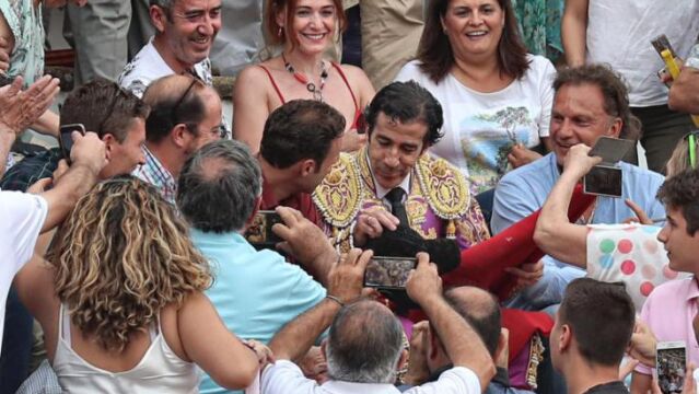 Juan Mora trepó por los tendidos para brindar el toro a su paisano y reciente triunfador en San Isidro Antonio Ferrera