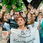 Un grupo de personas participa en una manifestación por falta de trasplantes y tratamientos médicos en Caracas
