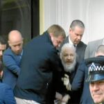 Momento en que varios agentes sacan a Assange de la embajada de Ecuador