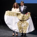 Federica Piazza, en imagen de archivo, entrega a Manzanares el premio del Foro