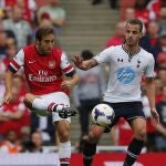 El jugador del Arsenal, Mathieu Flamini (i) junto al jugador español del Tottenham Hotspur's, Roberto Soldado