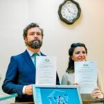 El portavoz de Vox en el Congreso, Iván Espinosa de los Monteros y la diputada Macarena Olona, tras registrar en el Congreso su proposición de ley
