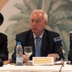 El ministro de Exteriores español, José Manuel García-Margallo (c), acompañado por el gobernador de Orán, Abdelmalek Budiaf (i), y el embajador de España en Orán, Gabriel Busquets