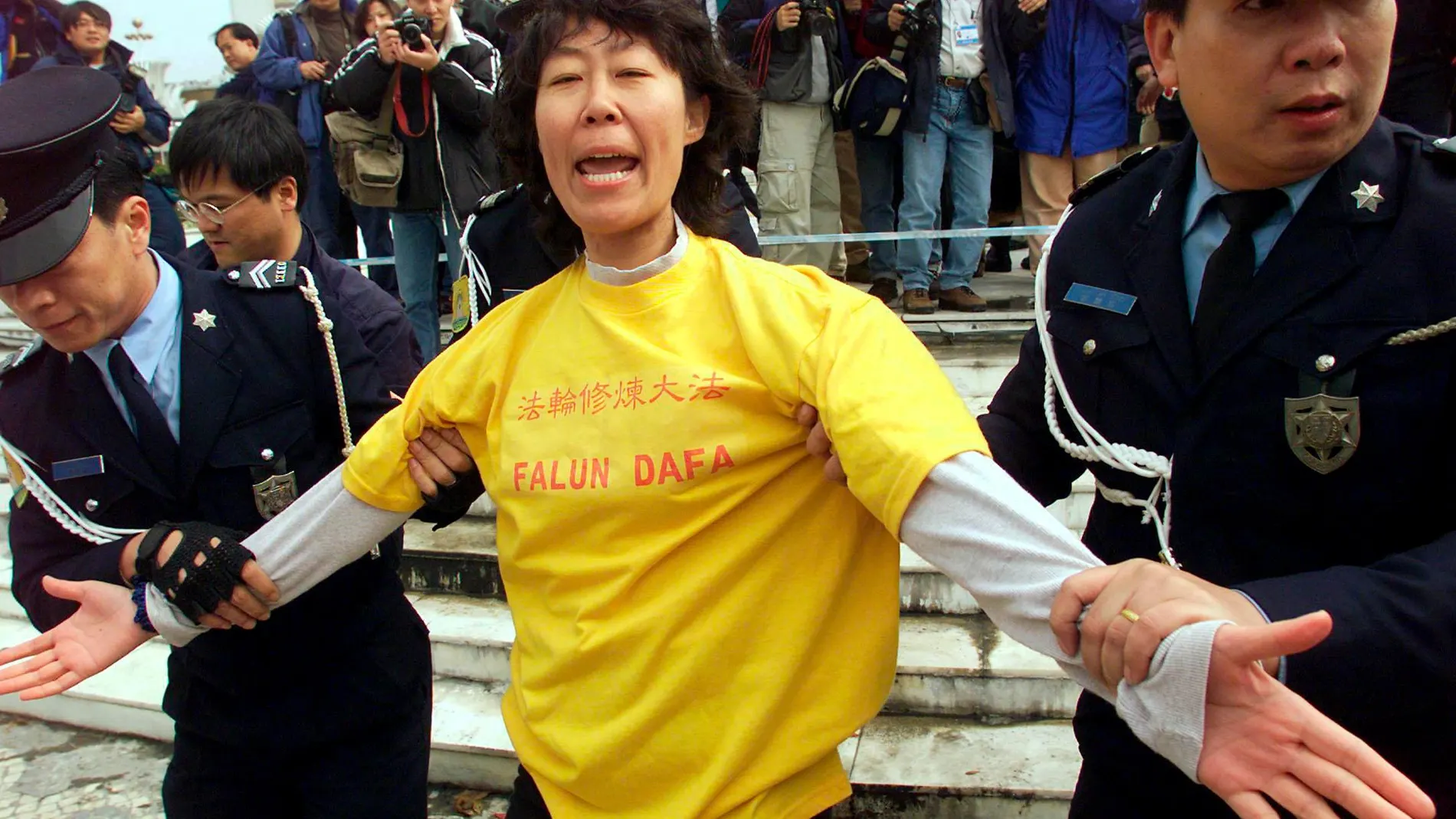 Imagen de una activista de Falun Gong detenida por la Policía china