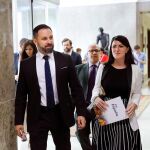El líder de Vox, Santiago Abascal (i), y la secretaria general del grupo parlamentario, Macarena Olona, ayer en el Congreso