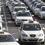 Decenas de taxis hacen cola en las proximidades de la estación de Atocha, en Madrid.