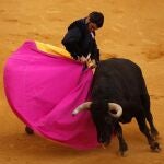 Media verónica de Morante al tercer toro de Juan Pedro Domecq