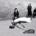 La esposa y las hijas de Benedetto Grado, tras ser asesinado por la mafia en Palermo en 1983