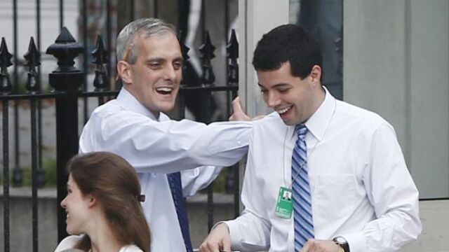 El jefe de gabinete del presidente Barack Obama, Denis McDonough, da la bienvenida a los empleados de la Casa Blanca que hoy regresaron al trabajo