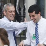 El jefe de gabinete del presidente Barack Obama, Denis McDonough, da la bienvenida a los empleados de la Casa Blanca que hoy regresaron al trabajo