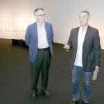 José Ramón Alonso junto al director del Musac, Manuel Olveira